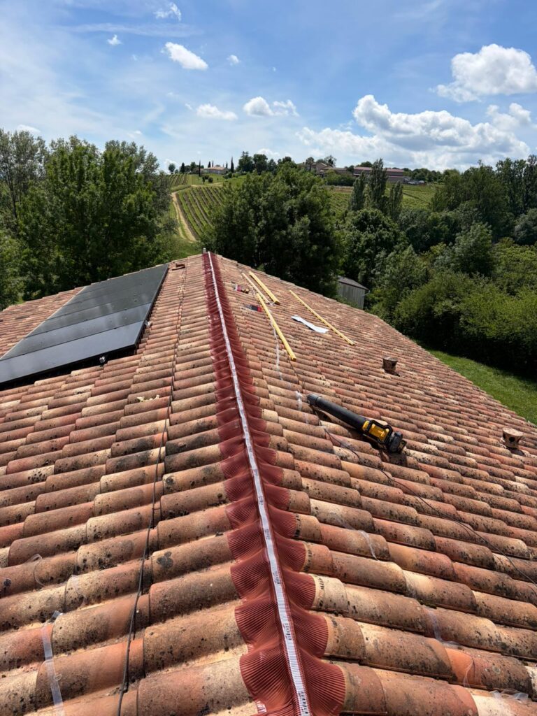 Faîtage neuf sur toiture photovoltaïque à Gaillac
