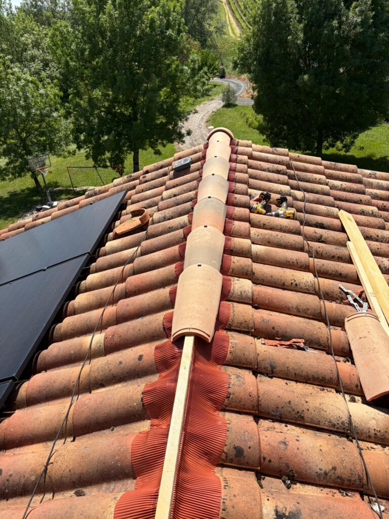 Faîtage neuf sur toiture photovoltaïque à Gaillac (81)