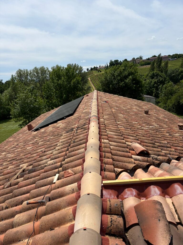 Faîtage neuf sur toiture photovoltaïque à Gaillac